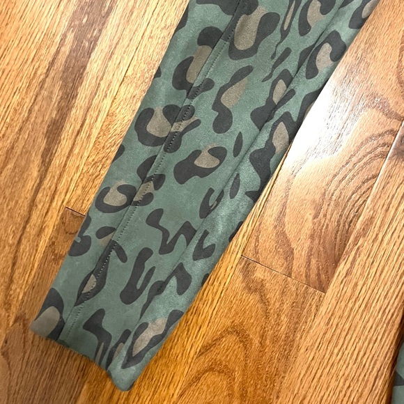 Maeve Anthropologie high rise green suede leopard print zipper legging pants - Picture 12 of 17